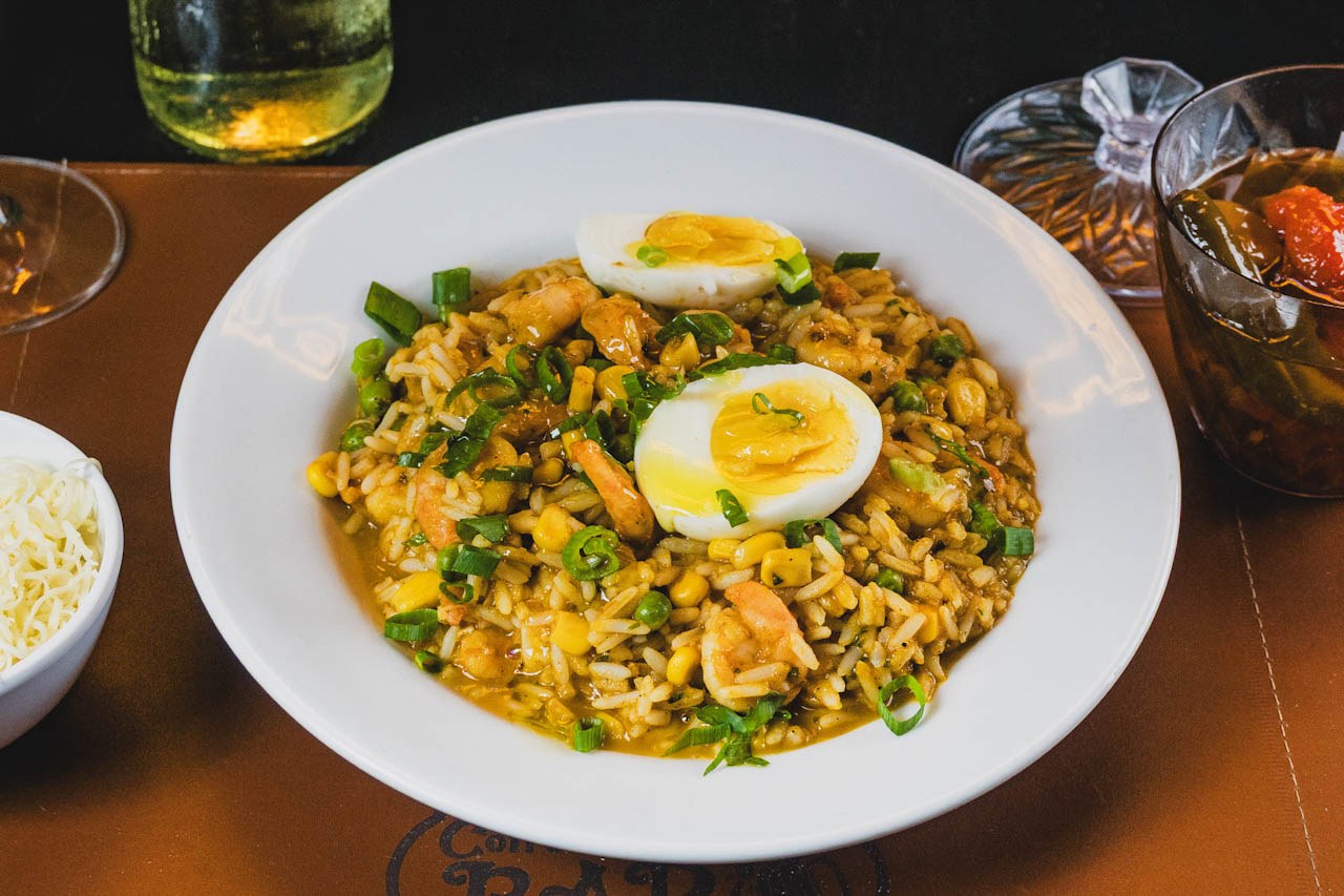 Arroz cremoso de camarão com ovo e vinho branco