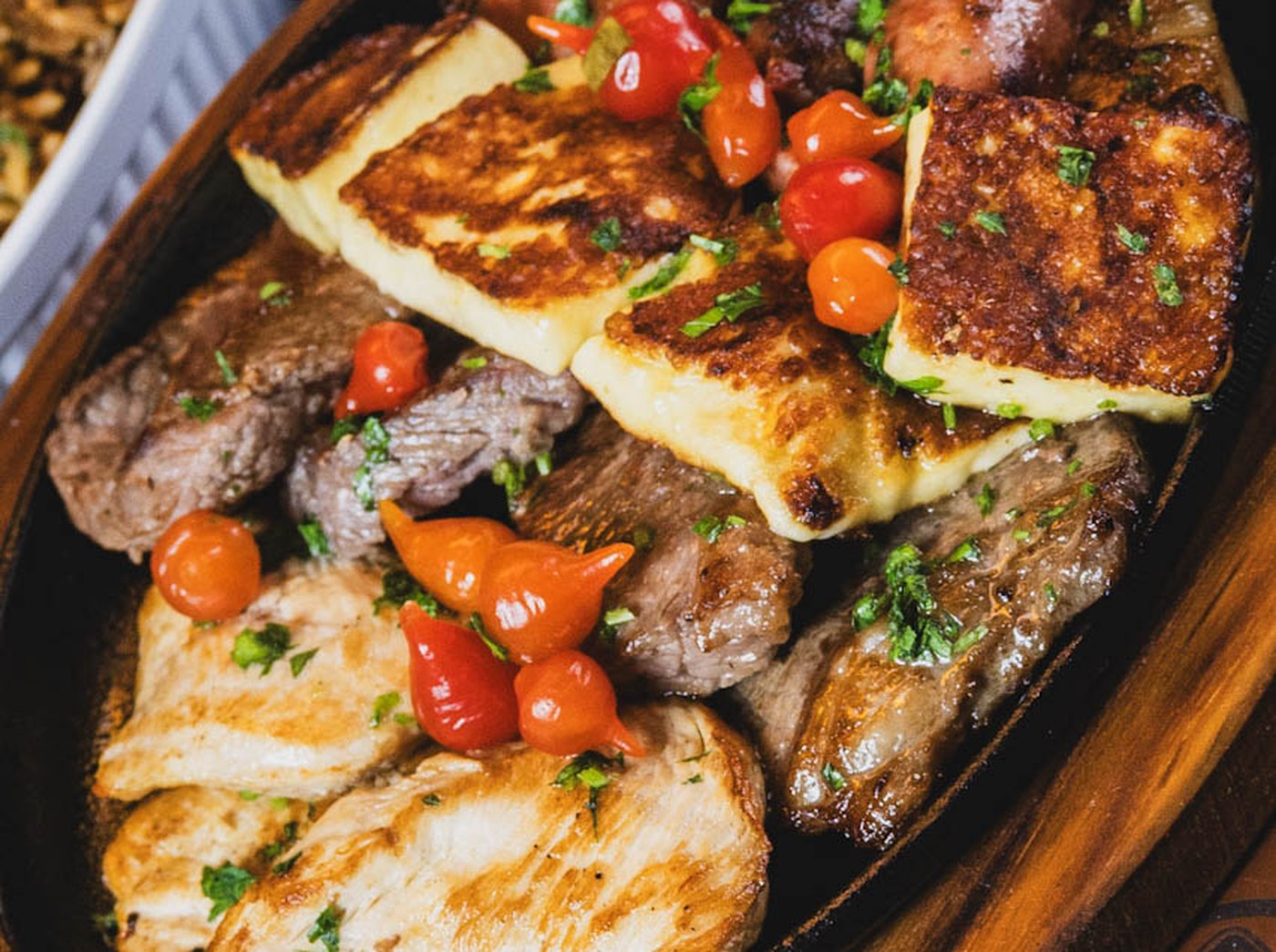 Misto de carnes grelhadas com queijo coalho e tomatinhos